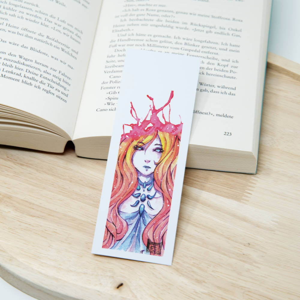 Manga Lesezeichen Blutkrone mit Aquarell Zeichnung einer Fantasy Königin mit rotem Haar